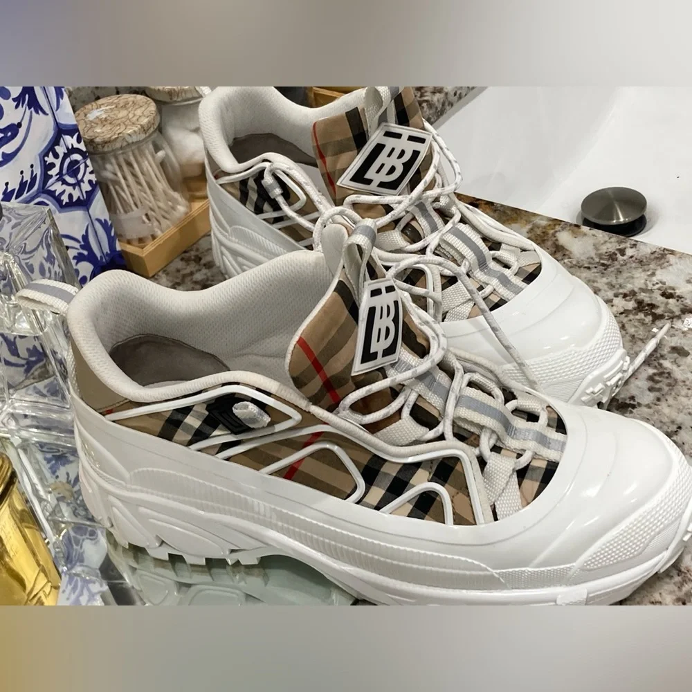 ❌SOLD❌Burberry Tennis Shoes - Picture 3 of 9